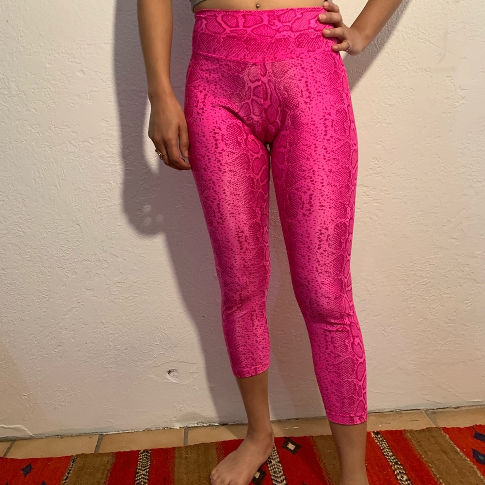 Athletic compression leggings